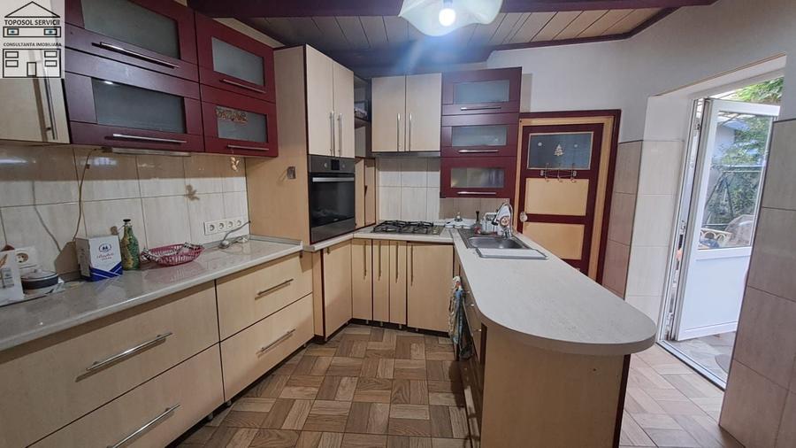 Casă individuală cu 6 camere cu Teren 580 Mp în Central