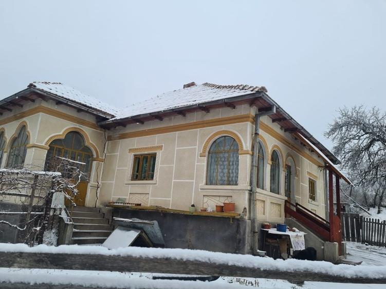 Casă cu 3 camere în Aluniș
