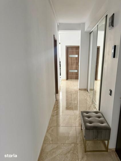 Apartament cu 3 camere în Apărătorii Patriei