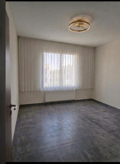 Apartament cu 3 camere semidecomandat în Sebastian