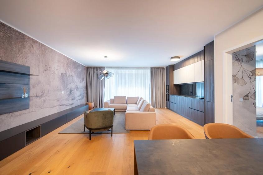 Penthouse cu 4 camere decomandat în Pipera