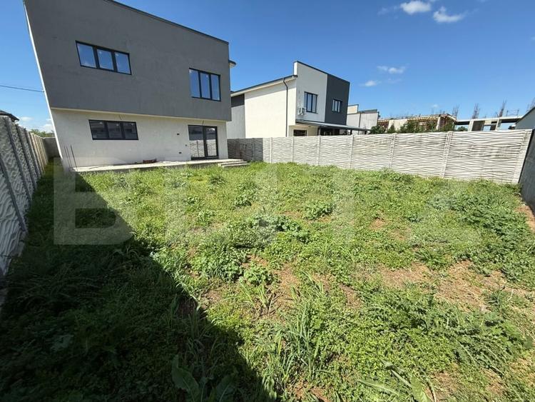 Casă individuală cu 5 camere cu Canalizare în Est