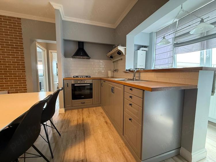 Apartament cu 3 camere semidecomandat în Central