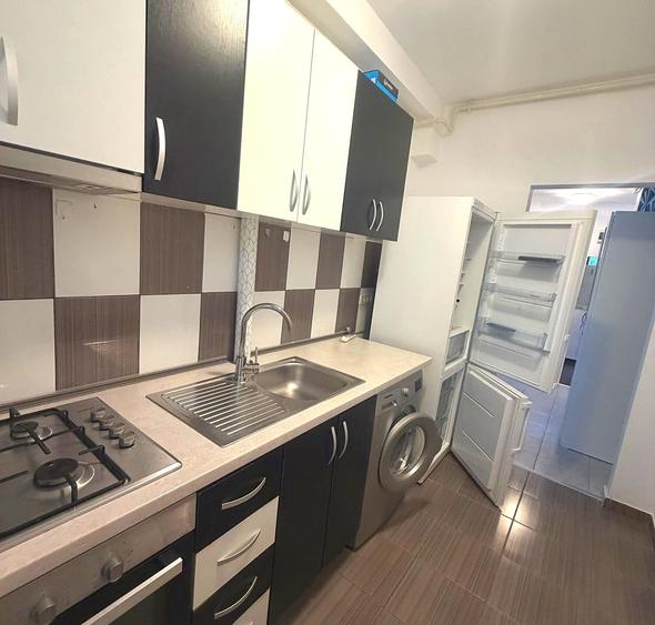 Garsonieră decomandată, mobilată în Sisești
