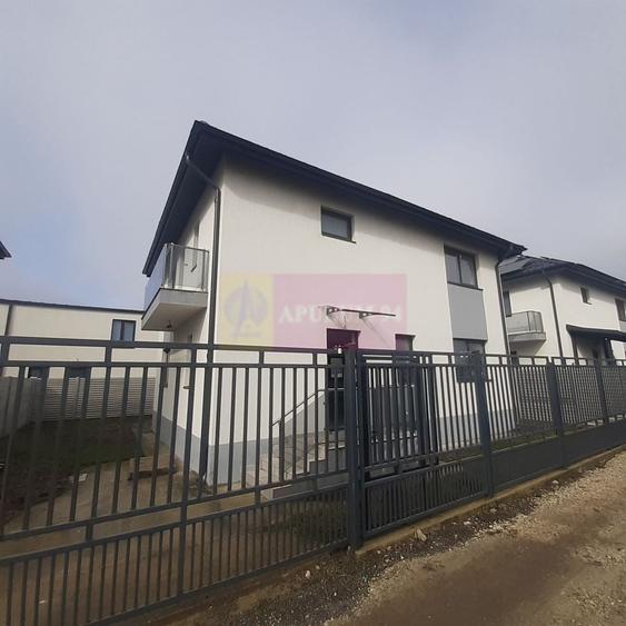 Casă individuală cu 4 camere cu Canalizare în Est