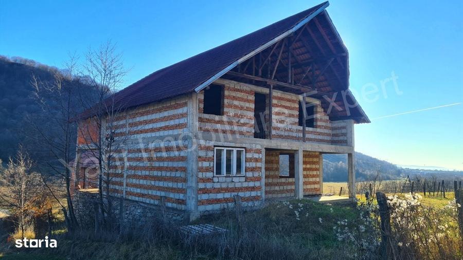 Casă cu 4 camere în Corbeni