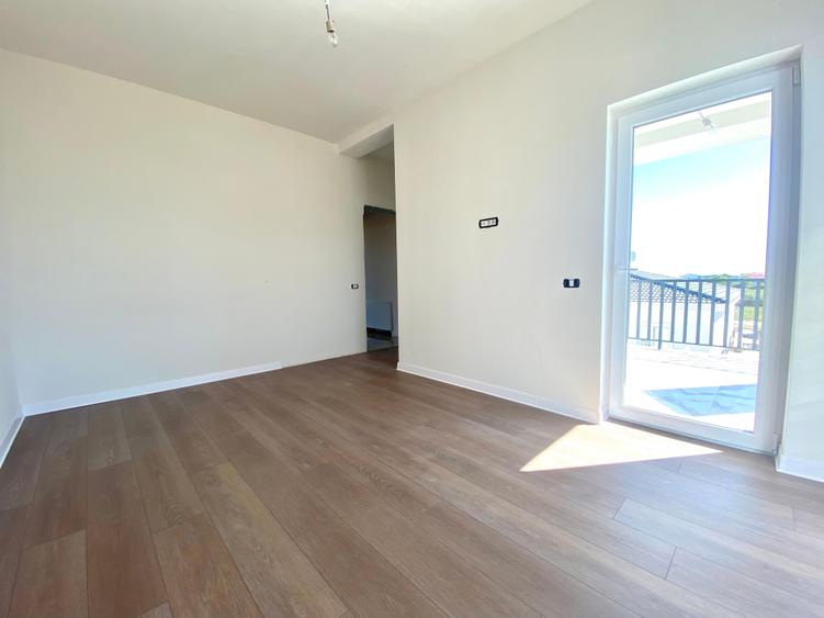 Duplex cu 5 camere cu Canalizare în Aeroport