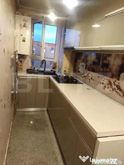 Apartament cu 3 camere semidecomandat în Florilor