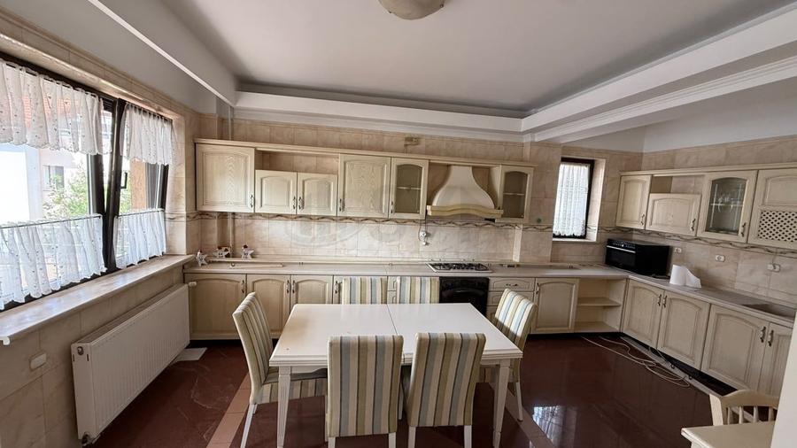 Apartament cu 4 camere decomandat în Herăstrău