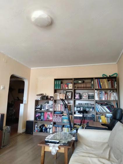 Apartament cu 4 camere decomandat în Central