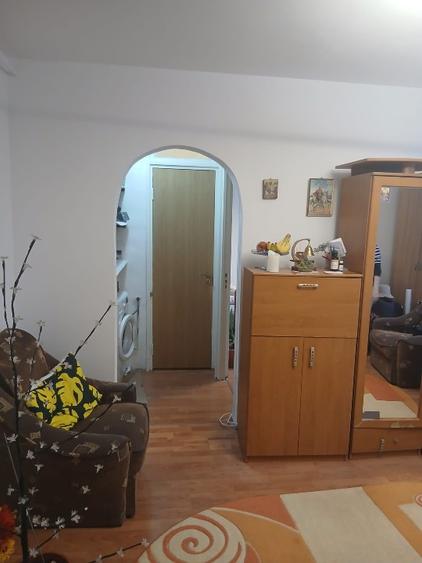 Apartament cu 2 camere semidecomandat în Berceni