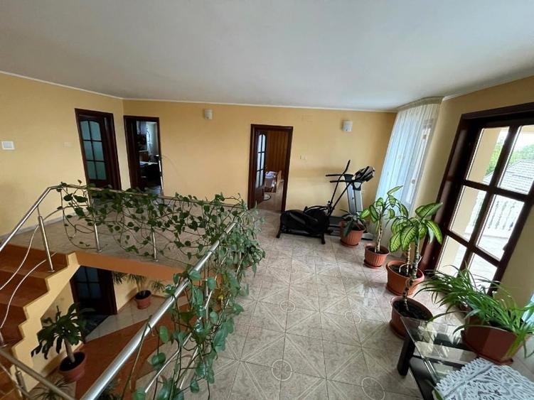 Casă individuală cu 5 camere cu Canalizare în Chintinici