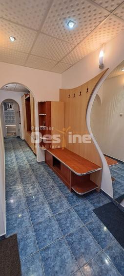 Apartament cu 3 camere decomandat, mobilat în Nicolina