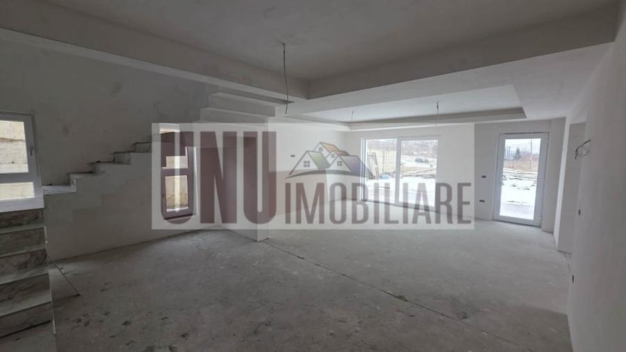 Casă individuală cu 5 camere cu Teren 700 Mp în Bucium