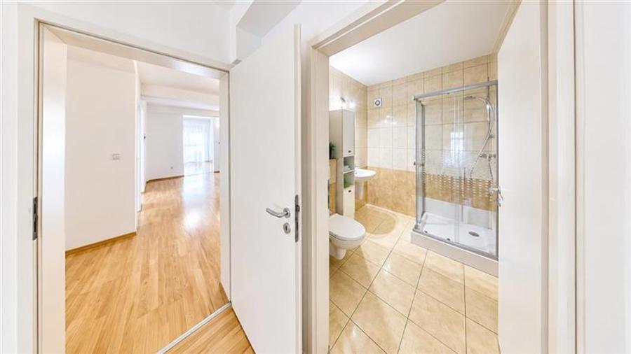 Apartament cu 3 camere decomandat, mobilat în Avantgarden