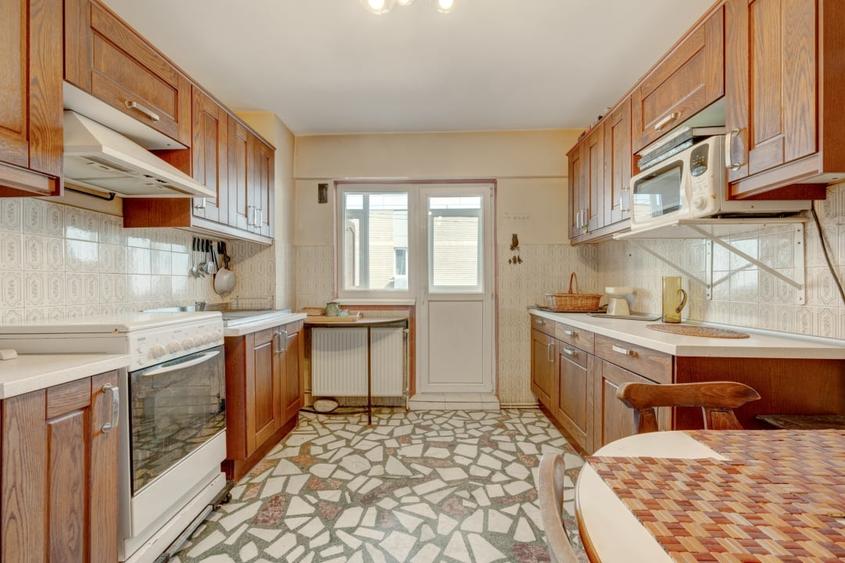 Apartament cu 4 camere semidecomandat, mobilat în 1 Mai