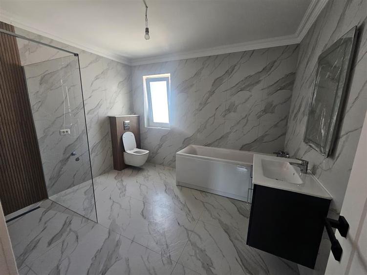 Duplex cu 4 camere cu Canalizare în Ipotești