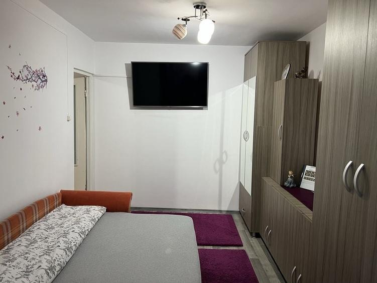 Apartament cu 3 camere semidecomandat în Rogerius
