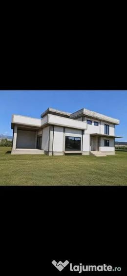Casă cu 5 camere cu Teren 1008 Mp în Micești
