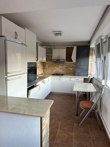 Apartament cu 3 camere decomandat în Exterior Vest