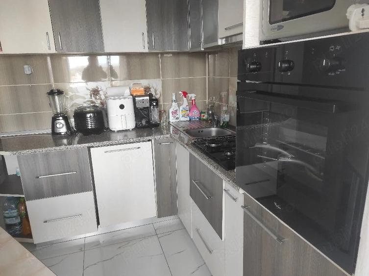 Apartament cu 3 camere decomandat în Tomești