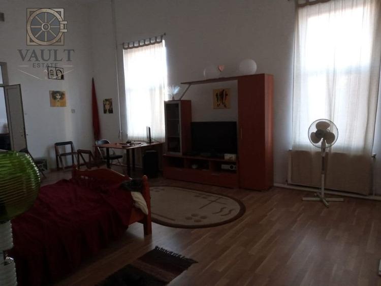 Casă individuală cu 12 camere cu Canalizare în Tineretului