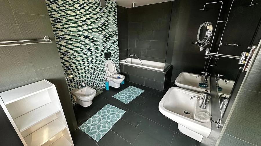 Apartament cu 4 camere decomandat în Faleza Nord