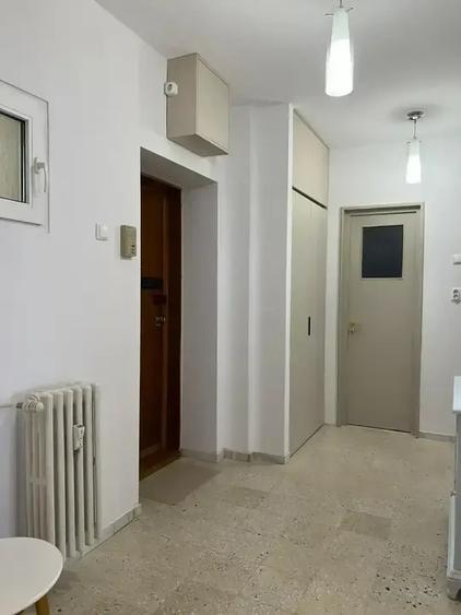 Apartament cu 3 camere semidecomandat, mobilat în Vatra Luminoasă
