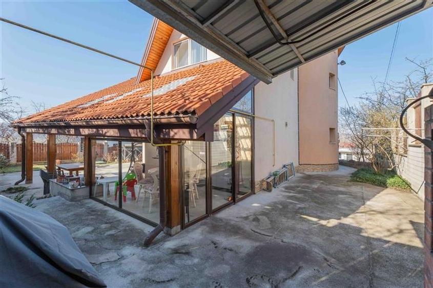 Casă individuală cu 7 camere cu Teren 1200 Mp în Tomești