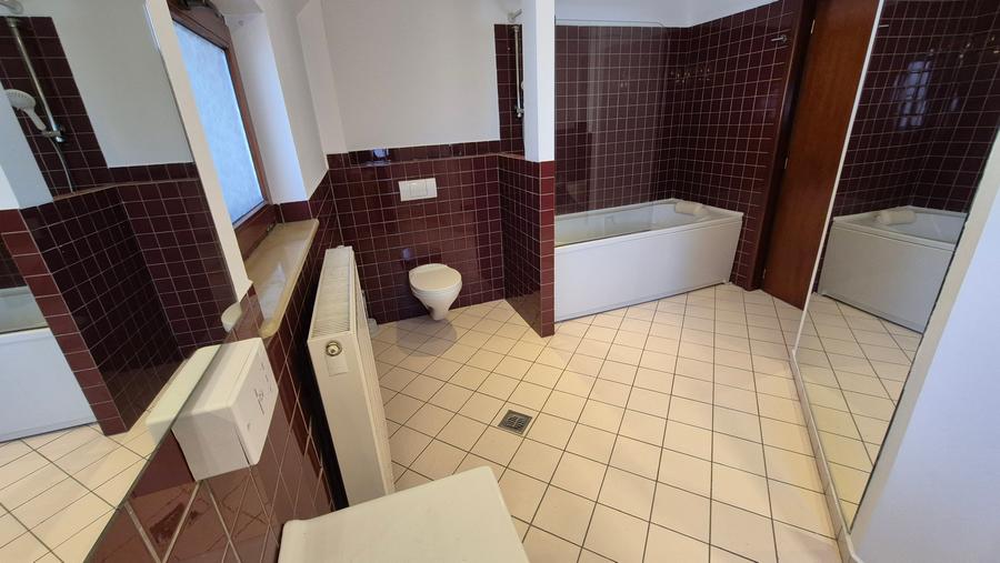 Casă individuală cu 6 camere cu Canalizare în Nord