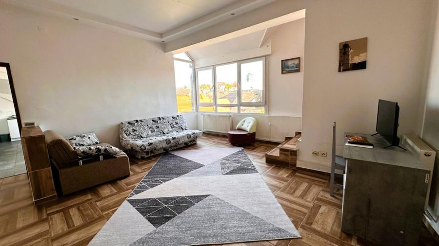 Casă cu 12 camere cu Teren 350 Mp în Central