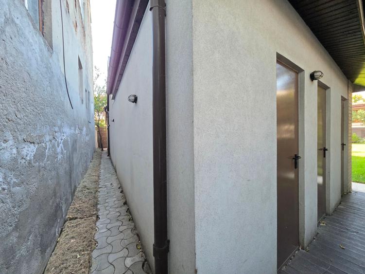 Casă individuală cu 9 camere cu Garaj în Timpuri Noi