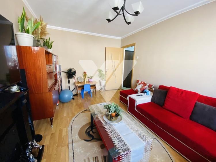 Apartament cu 3 camere decomandat, mobilat în Vasile Aaron