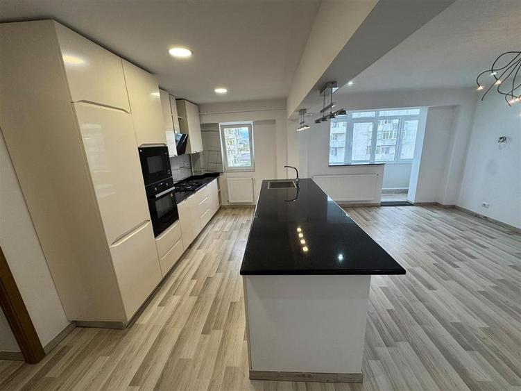 Apartament cu 3 camere decomandat, mobilat în Ultracentral
