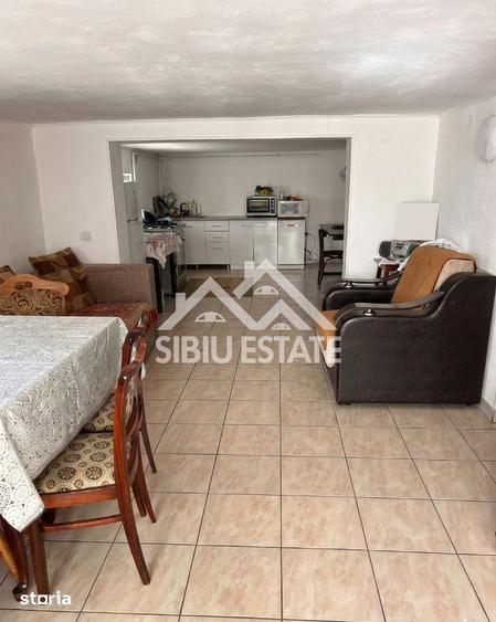 Casă cu 8 camere cu Teren 950 Mp în Calea Poplăcii