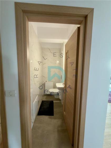 Apartament cu 3 camere decomandat în Tractorul