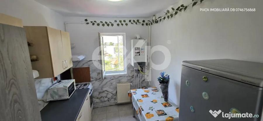 Apartament cu 3 camere semidecomandat în Micro 9
