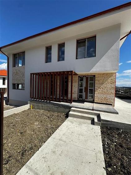 Duplex cu 4 camere cu Canalizare în Chinteni
