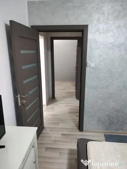 Apartament cu 3 camere semidecomandat în Micro 17