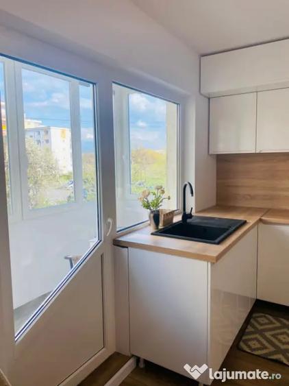 Apartament cu 3 camere decomandat în Între Lacuri