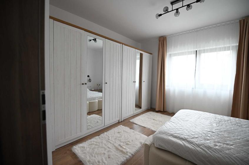 Apartament cu 4 camere decomandat în Cristian