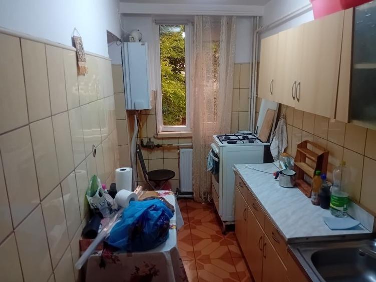 Apartament cu 3 camere semidecomandat în Dărmănești