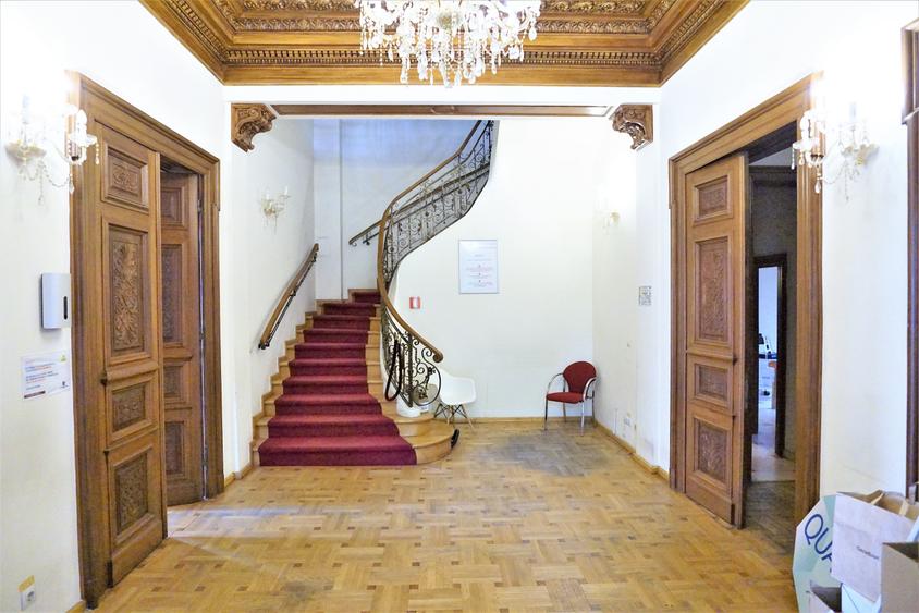 Birou, de 677 mp, în P-ța Romană