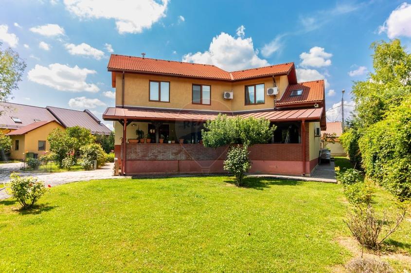 Casă individuală cu 7 camere cu Teren 3249 Mp în Central