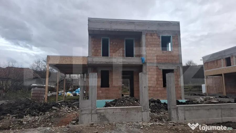 Casă cu 5 camere cu Teren 800 Mp în Sopor