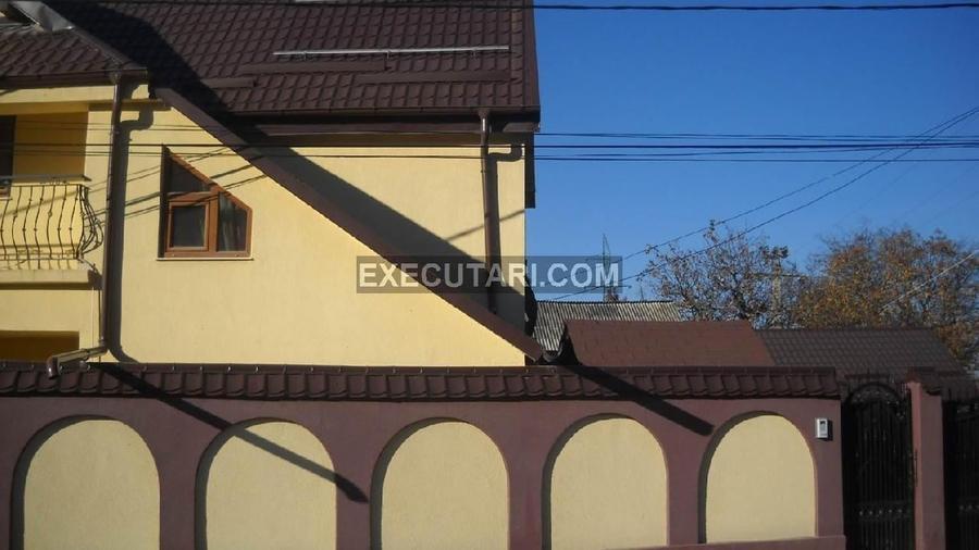 Casă individuală cu 4 camere cu Teren 400 Mp în Central