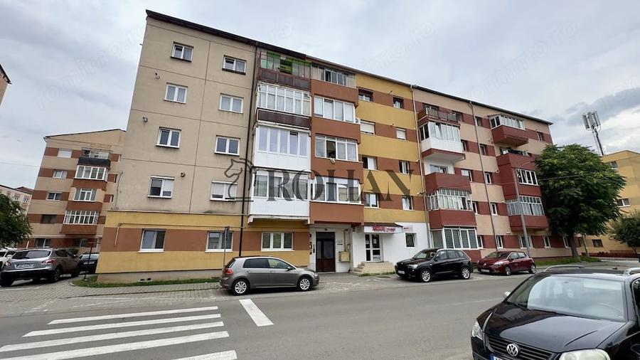 Apartament cu 3 camere decomandat în Cetate