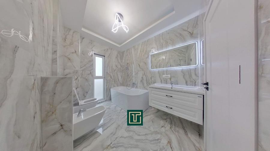 Penthouse cu 3 camere semidecomandat în Miorița