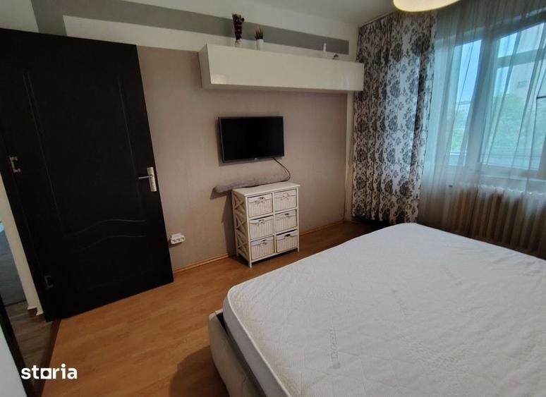 Apartament cu 3 camere semidecomandat în Podu Roș