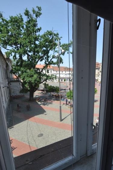Apartament cu 3 camere semidecomandat, mobilat în Ultracentral